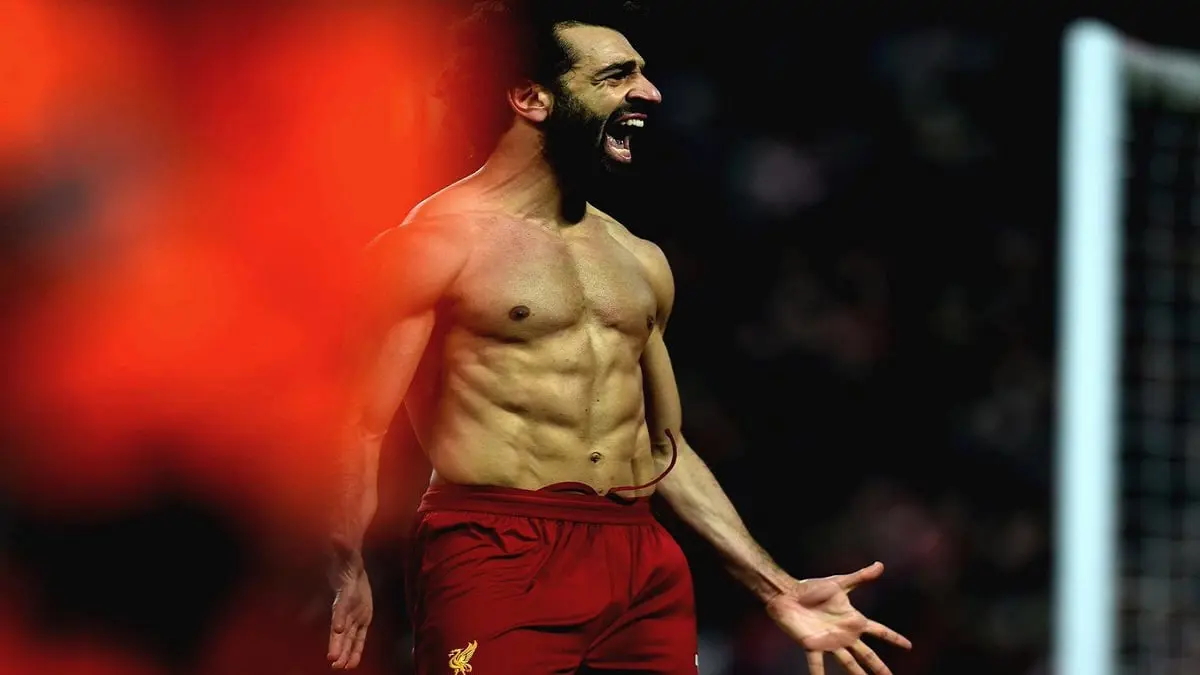 سوشيال ميديا الرياضة: محمد صلاح يستعرض عضلات بطنه.. وأسرة نجم يوفنتوس في الحجر الصحي 