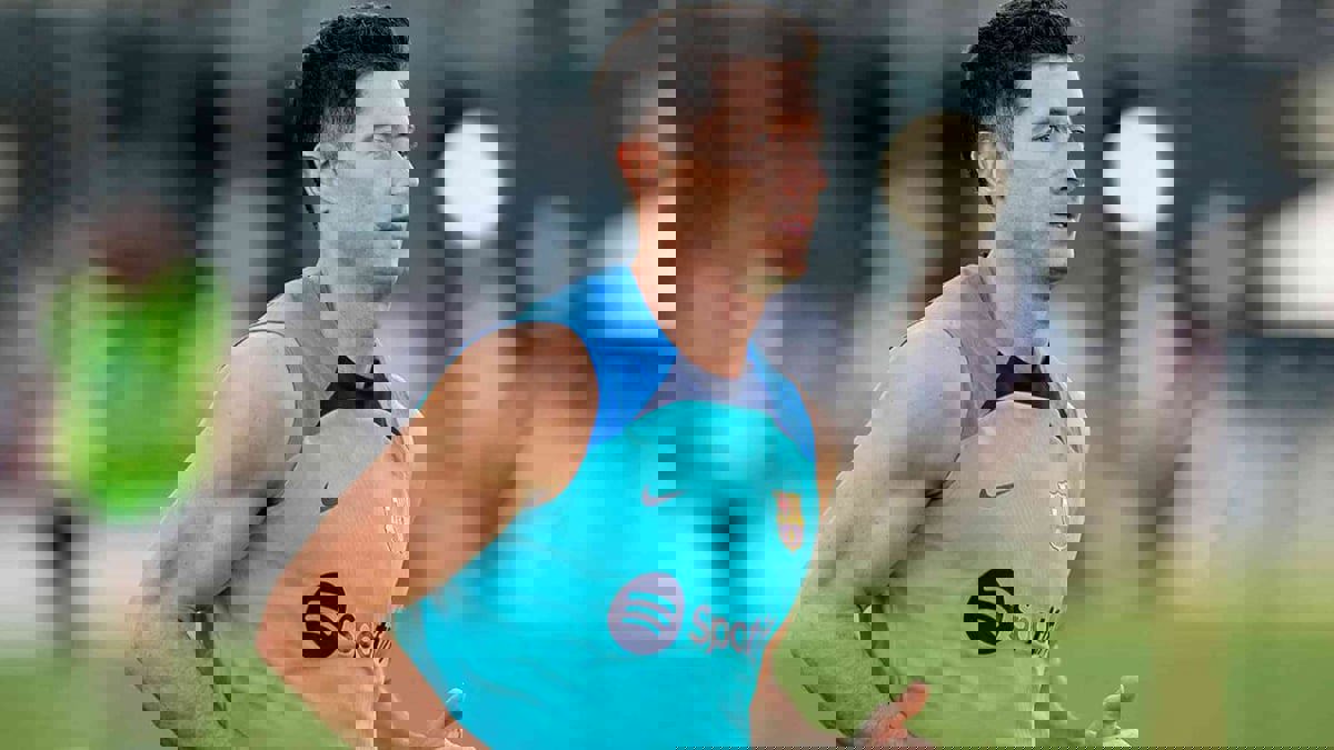 حرف "W" يتسبب في إيقاف بيع قميص ليفاندوفسكي الجديد مع برشلونة