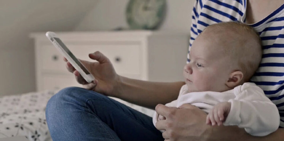 مشاهدة الشاشات المضيئة تؤثر على نوم الأطفال