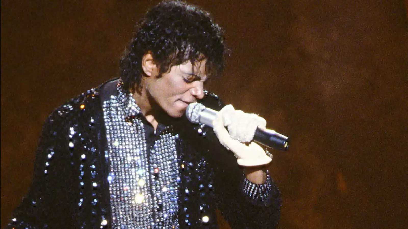 تعديلات جذرية في فيلم مايكل جاكسون.. وحذف اتهامات الإساءة للأطفال