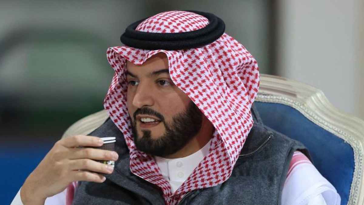 لماذا تجلس في باريس؟.. هجوم حاد على فهد بن نافل بسبب الصفقات (فيديو)