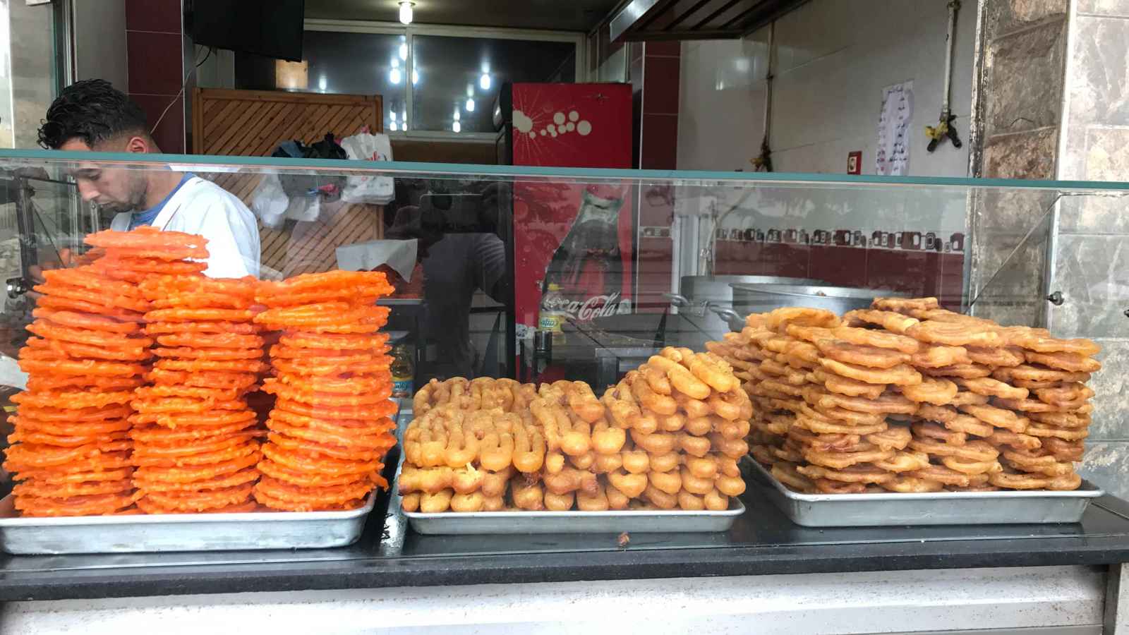 "الزلابية".. سيدة السهرات الجزائرية بلا منازع (صور)