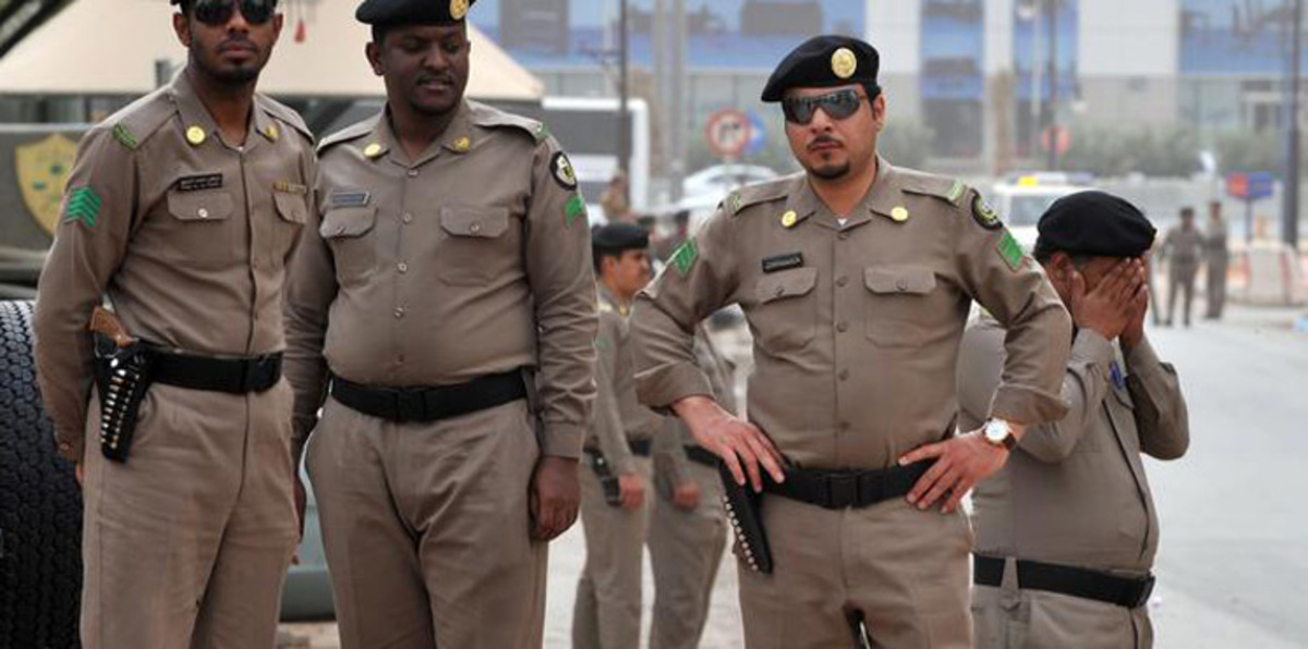 بالفيديو.. فتيات يعتدين بالضرب على رجال أمن في السعودية