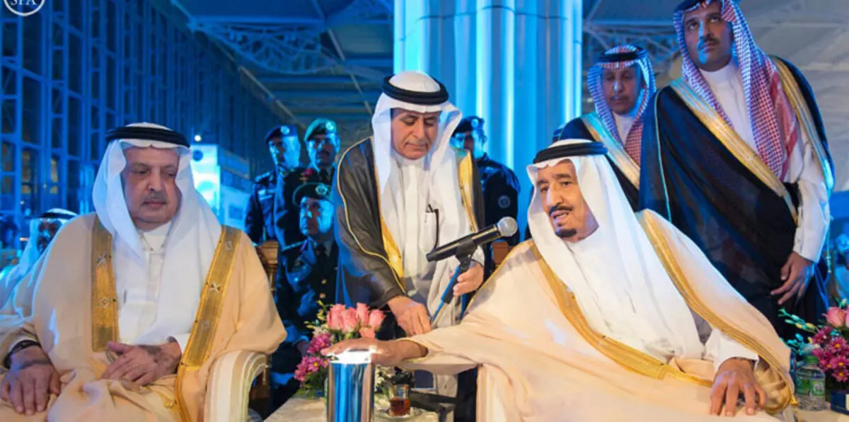 الملك سلمان يفتتح مطاراً جديداً بالمدينة المنورة