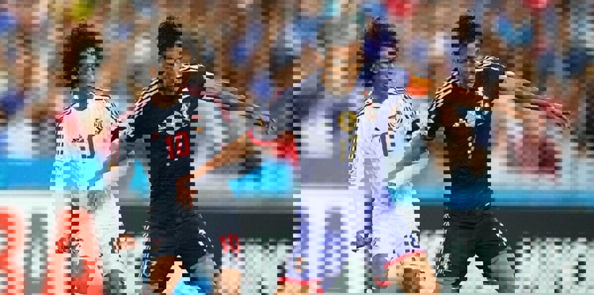 عموري يتحدث عن مواجهة الإمارات واليابان.. وتشبيهه بميسي