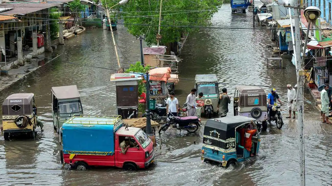 معظمهم أطفال.. أمطار موسمية مبكرة تحصد أرواح 221 باكستانياً (صور)