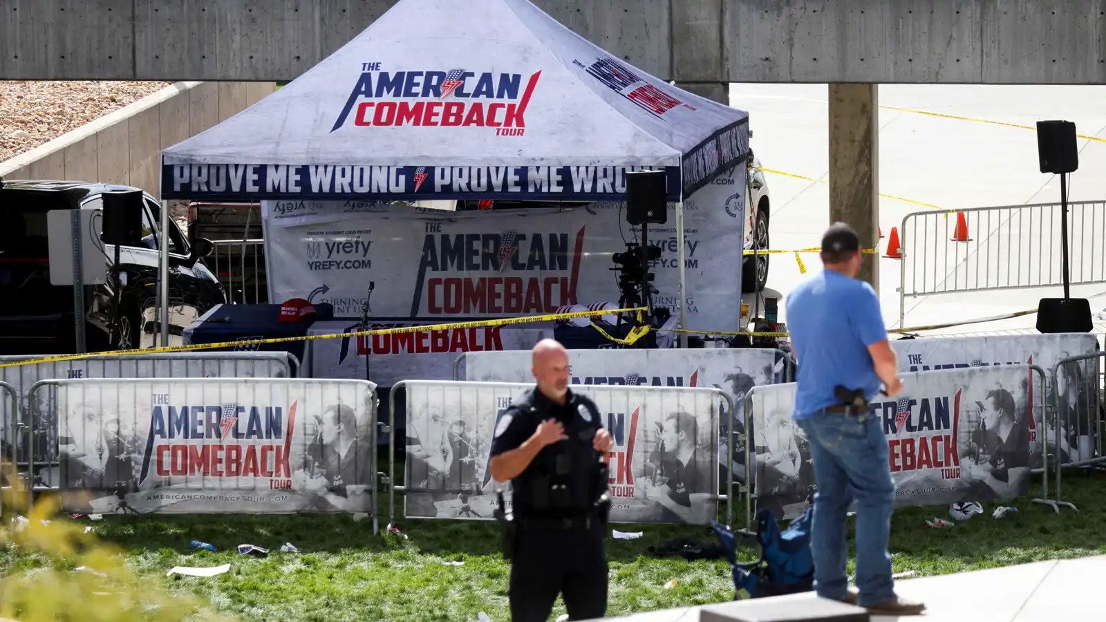 رجل غامض يهتف محتفلا لحظة اغتيال تشارلي كيرك (فيديو)