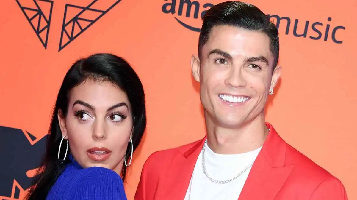 سر خطير.. رونالدو يبيع سيارته بنصف ثمنها من أجل رقم فنانة مشهورة