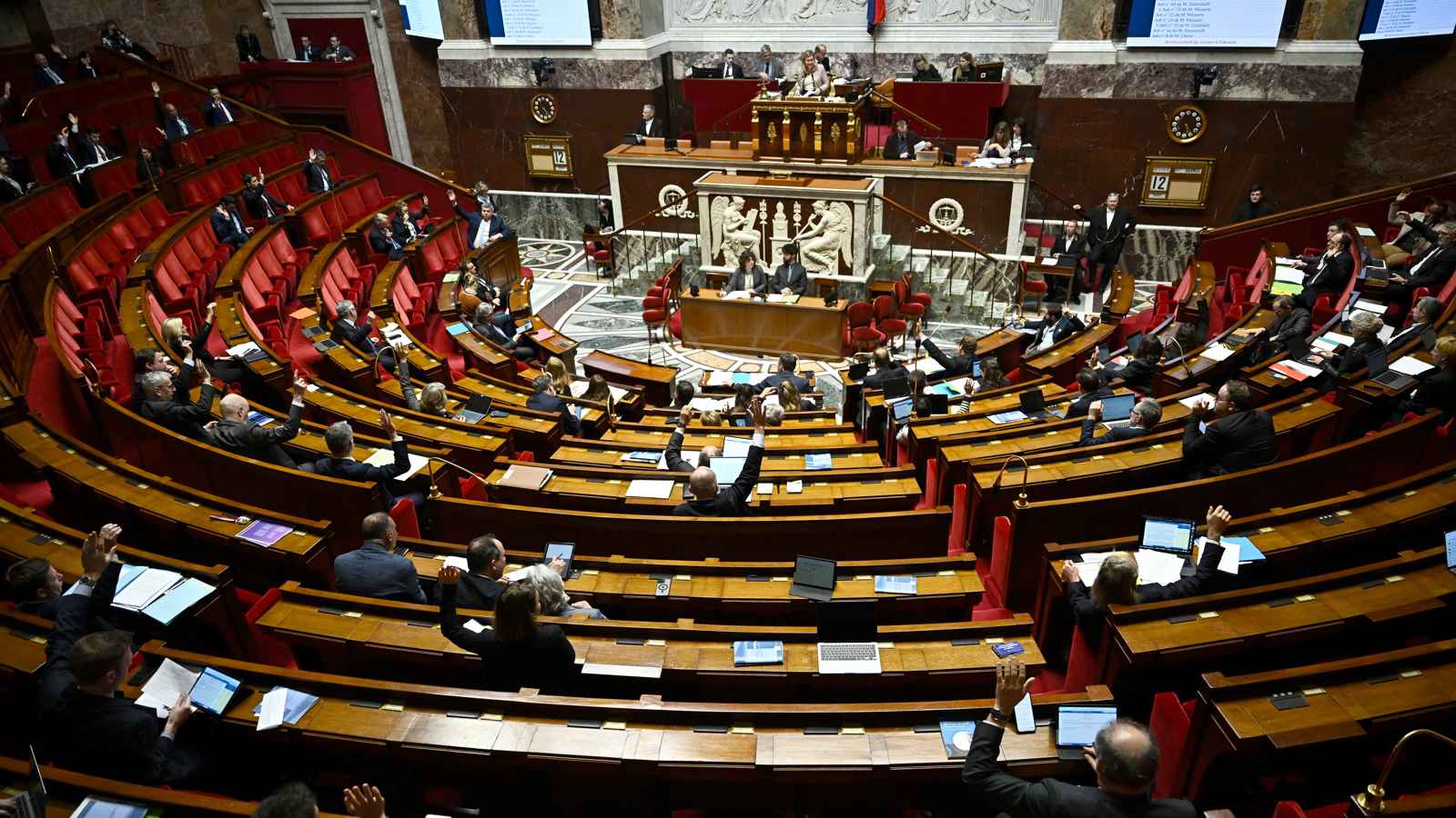 حل البرلمان الفرنسي بين الترجيح والنفي.. هل يفعلها ماكرون؟