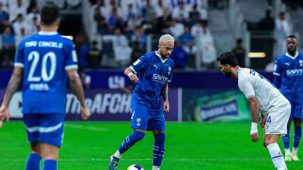 نيمار يغادر مباراة الهلال والاستقلال مصاباً (فيديو)