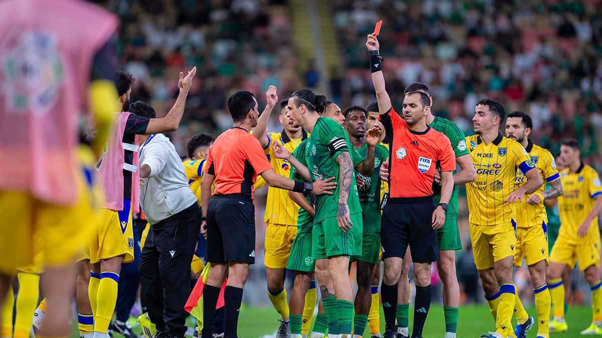 3 تصريحات نارية.. أزمات التحكيم تلهب الدوري السعودي 