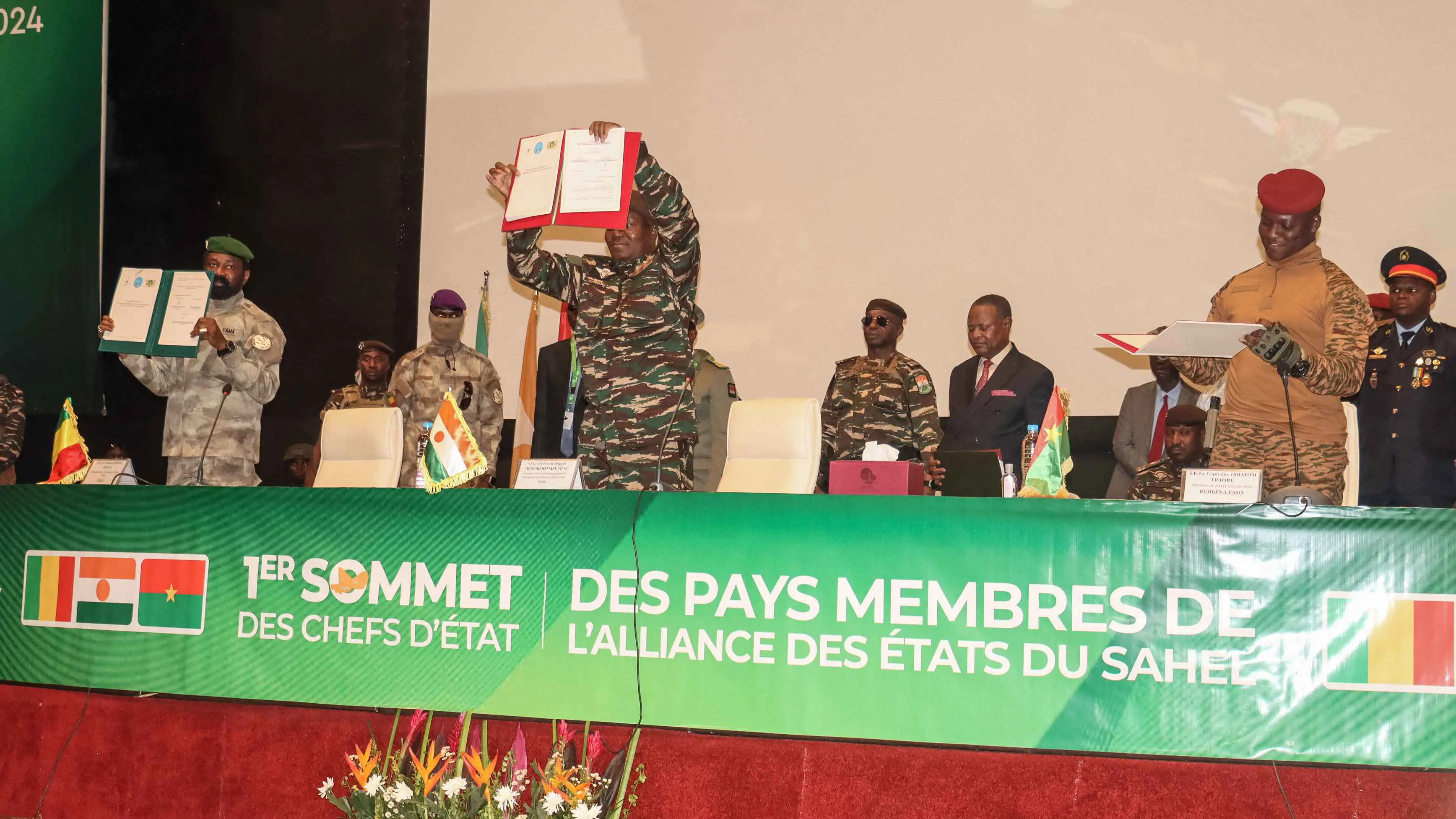 أزمة جواز سفر كونفدرالية الساحل الأفريقي الموحد مستمرة في فرنسا