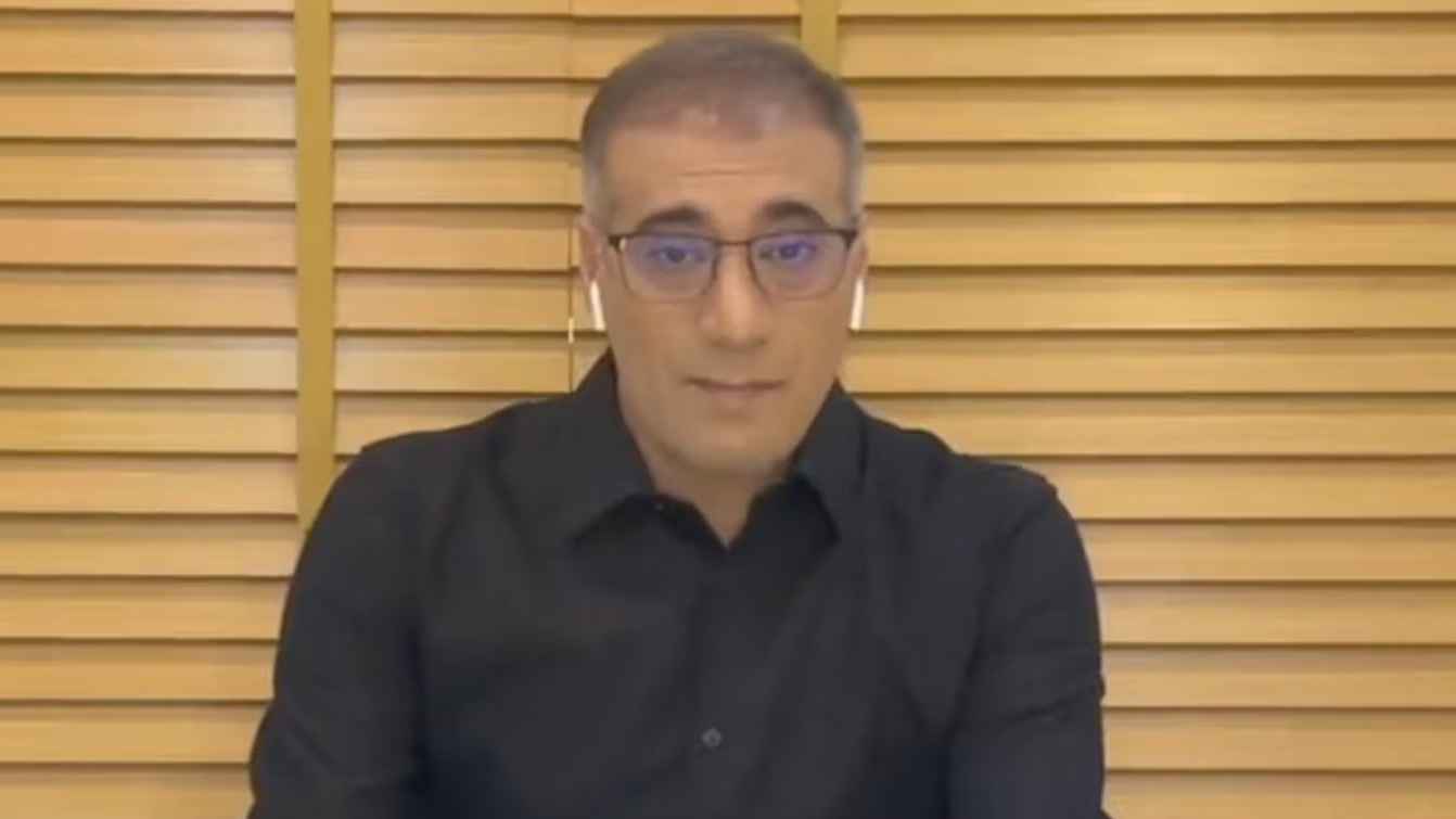 بعد إضرابه عن الطعام.. إيران تهدد صحفيا أمريكيا محتجزا