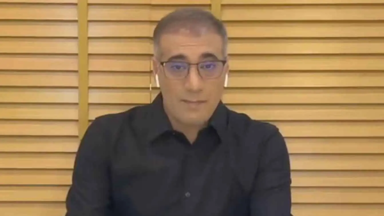 بعد إضرابه عن الطعام.. إيران تهدد صحفيا أمريكيا محتجزا