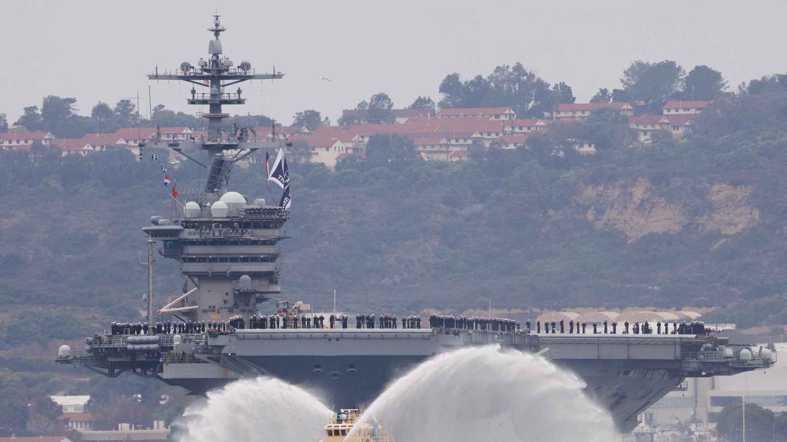 ماذا تفعل المدمرات والقاذفات الأمريكية في الشرق الأوسط؟