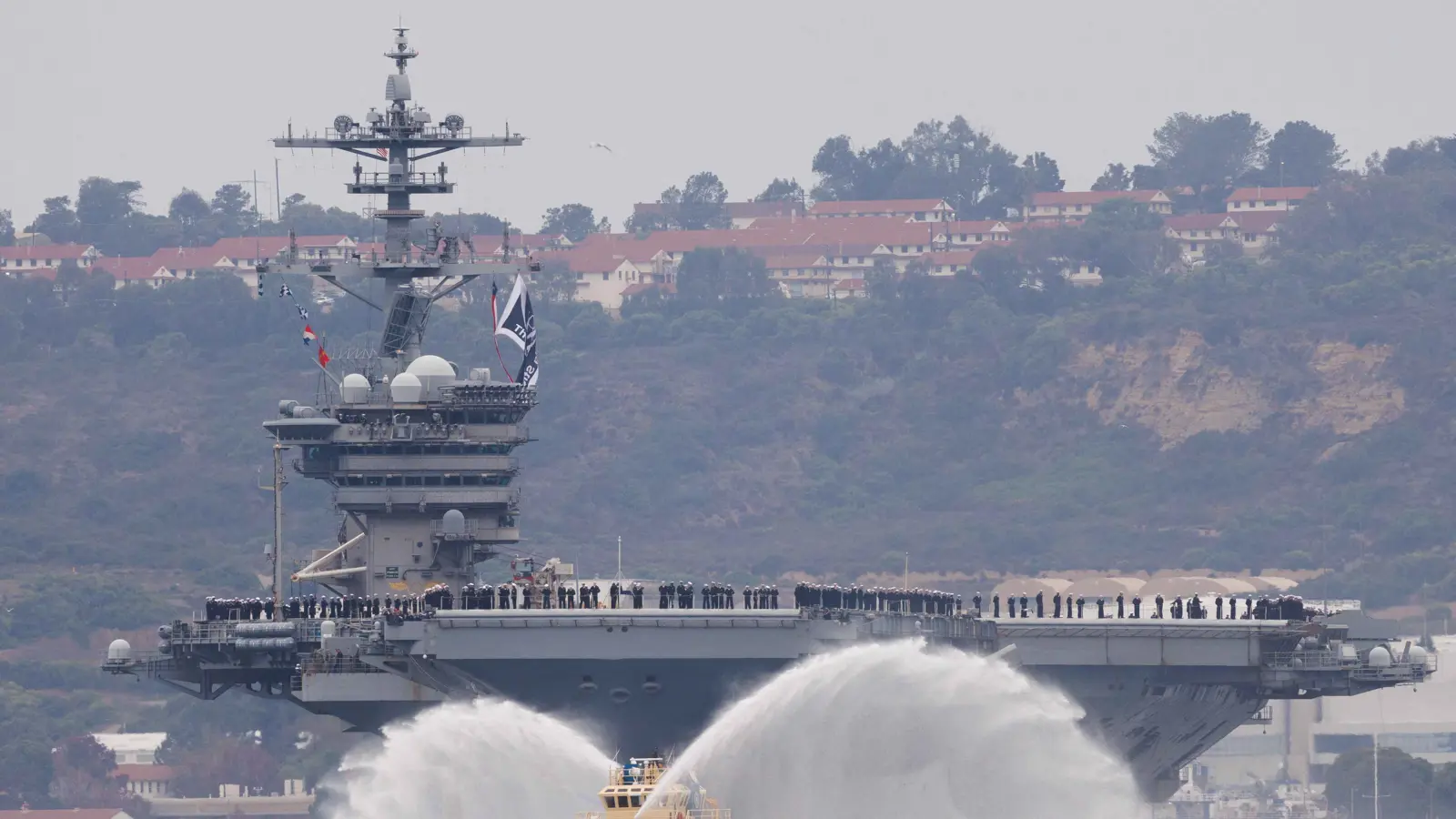 ماذا تفعل المدمرات والقاذفات الأمريكية في الشرق الأوسط؟