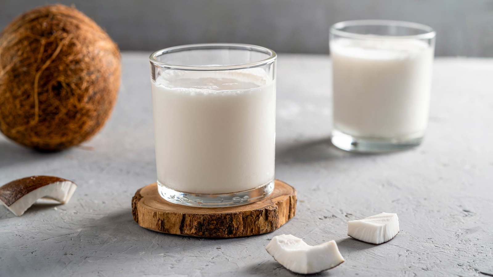 ماء جوز الهند أم حليبه.. أيهما الأنسب لصحتك؟