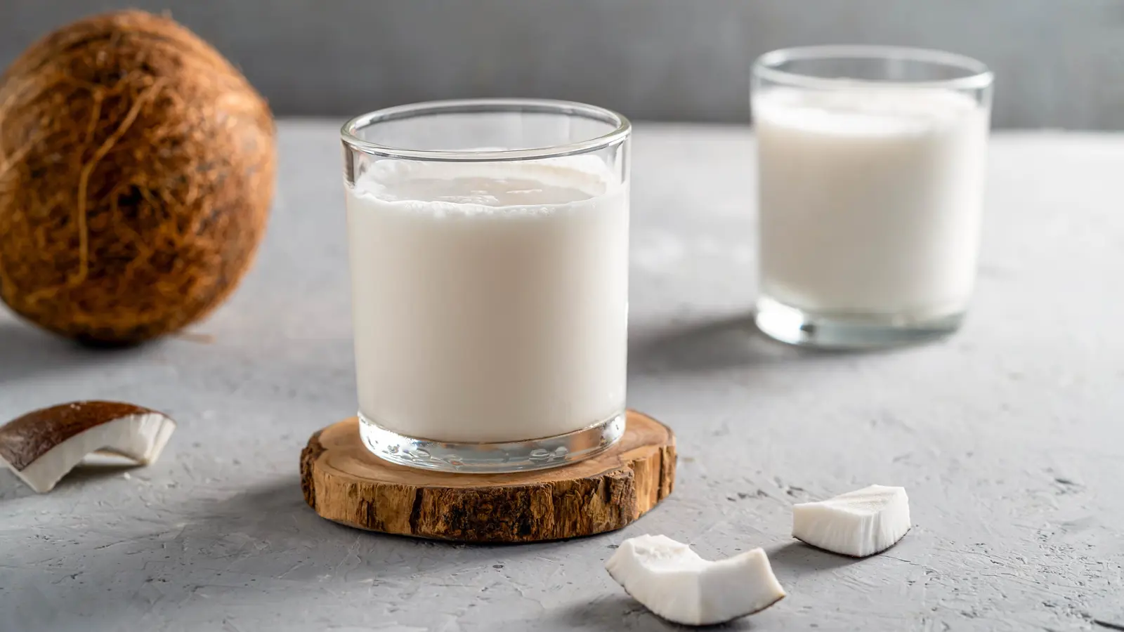 ماء جوز الهند أم حليبه.. أيهما الأنسب لصحتك؟