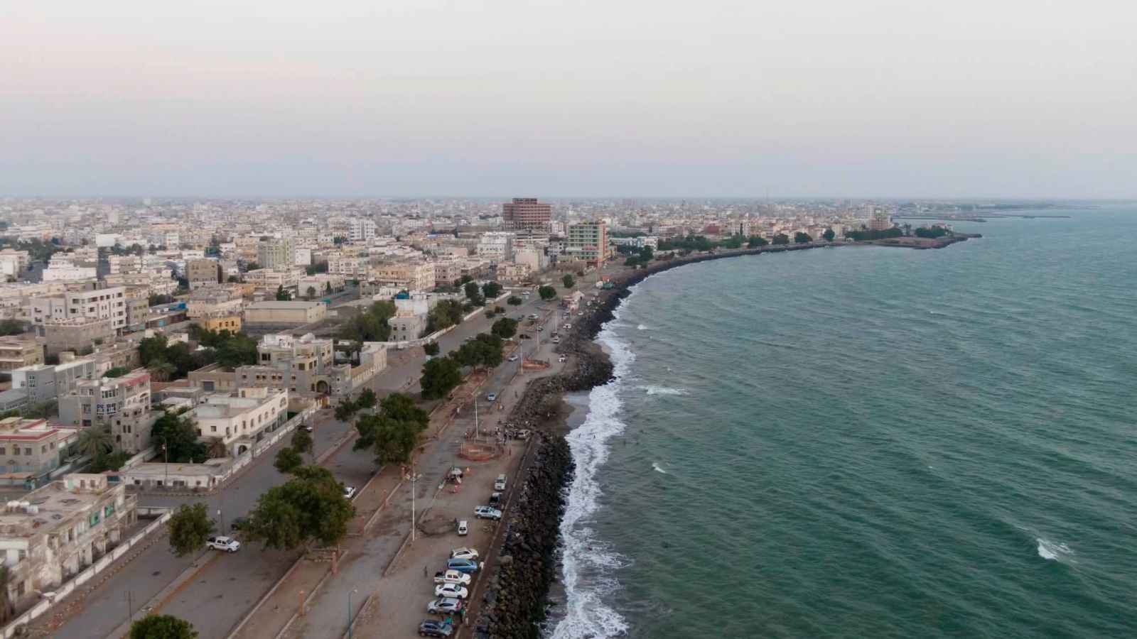 البحر الأحمر يُغرق مدينة يمنية بشكل مفاجئ (صور)