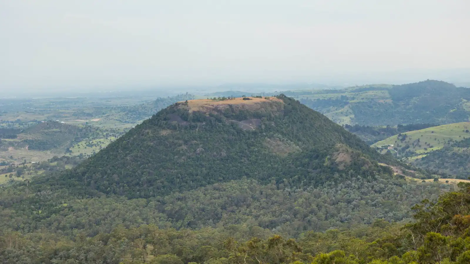 مصرع مراهقة وإصابة صديقها إثر سقوطهما من جبل بأستراليا (فيديو)