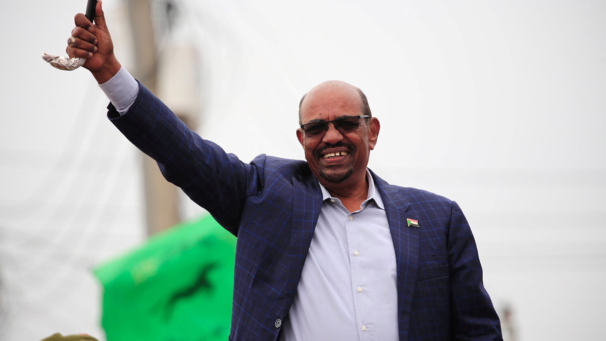 البشير "يغازل" المتظاهرين.. ويتعهد بالإفراج عن الصحفيين المعتقلين