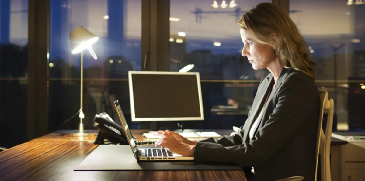 ما الذي يسببه الجهد البدني والعمل ليلًا لدى النساء؟