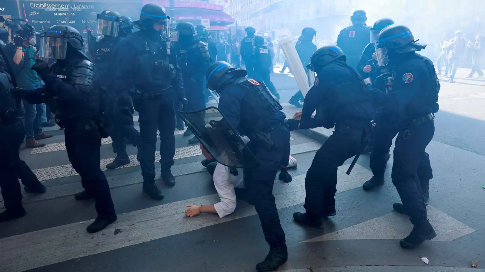 احتجاجات واسعة ضد التقشف تهز فرنسا (فيديو)