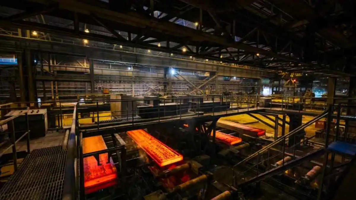 دمرت ثلث قدرات صناعة الصلب.. الحرب تفاقم الأزمة الاقتصادية في إيران