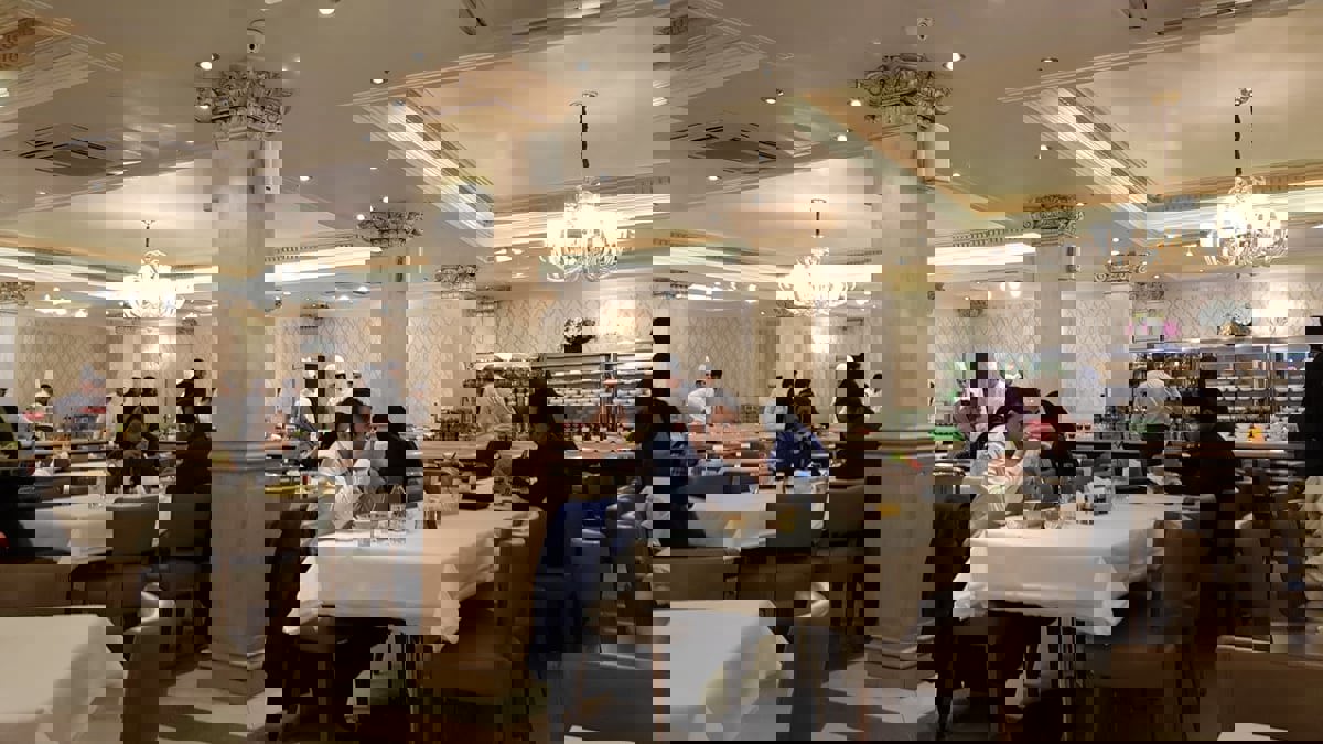 مطاعم في طهران تضع تسعيرة الوجبات بالدولار