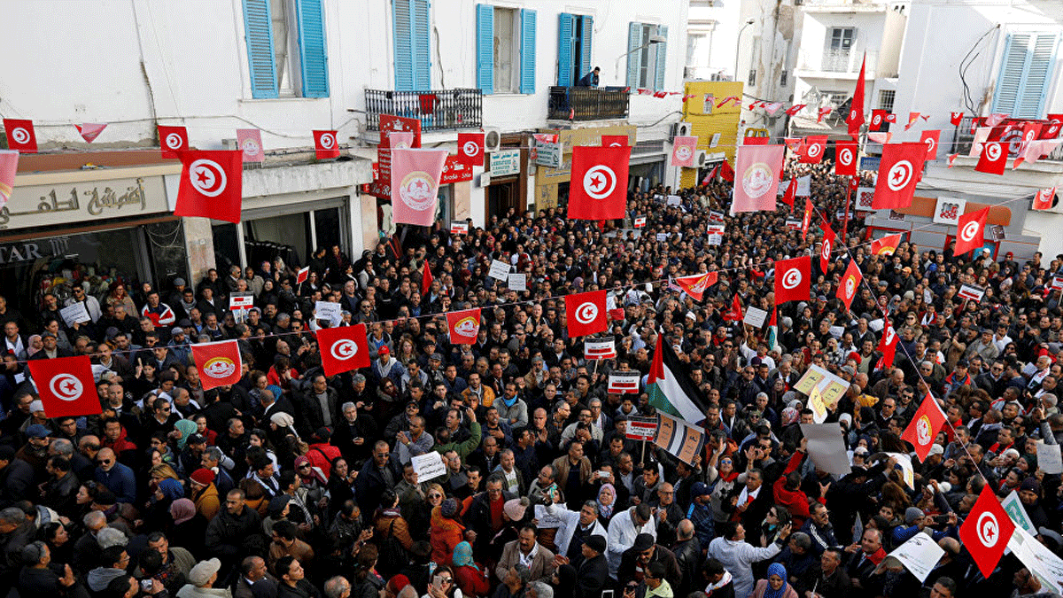 المشاركون في الإضراب العام يتجهون لمقر الحكومة التونسية (فيديو)