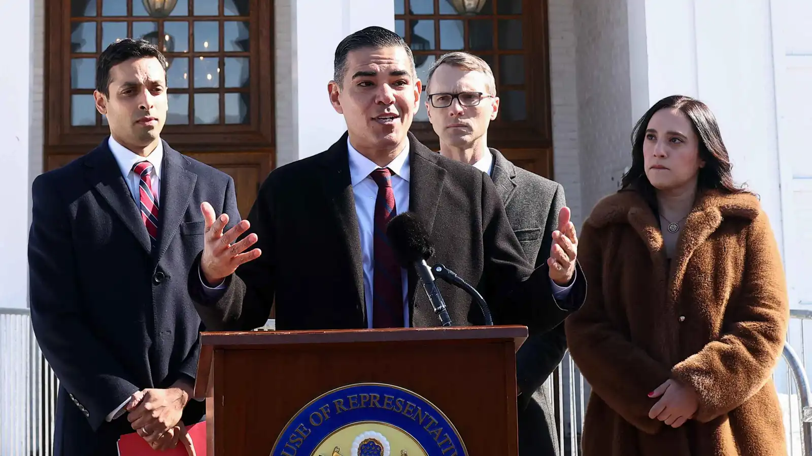 على خطى كلينتون.. نائب ديمقراطي يدعو ترامب للإدلاء بإفادته أمام لجنة إبستين