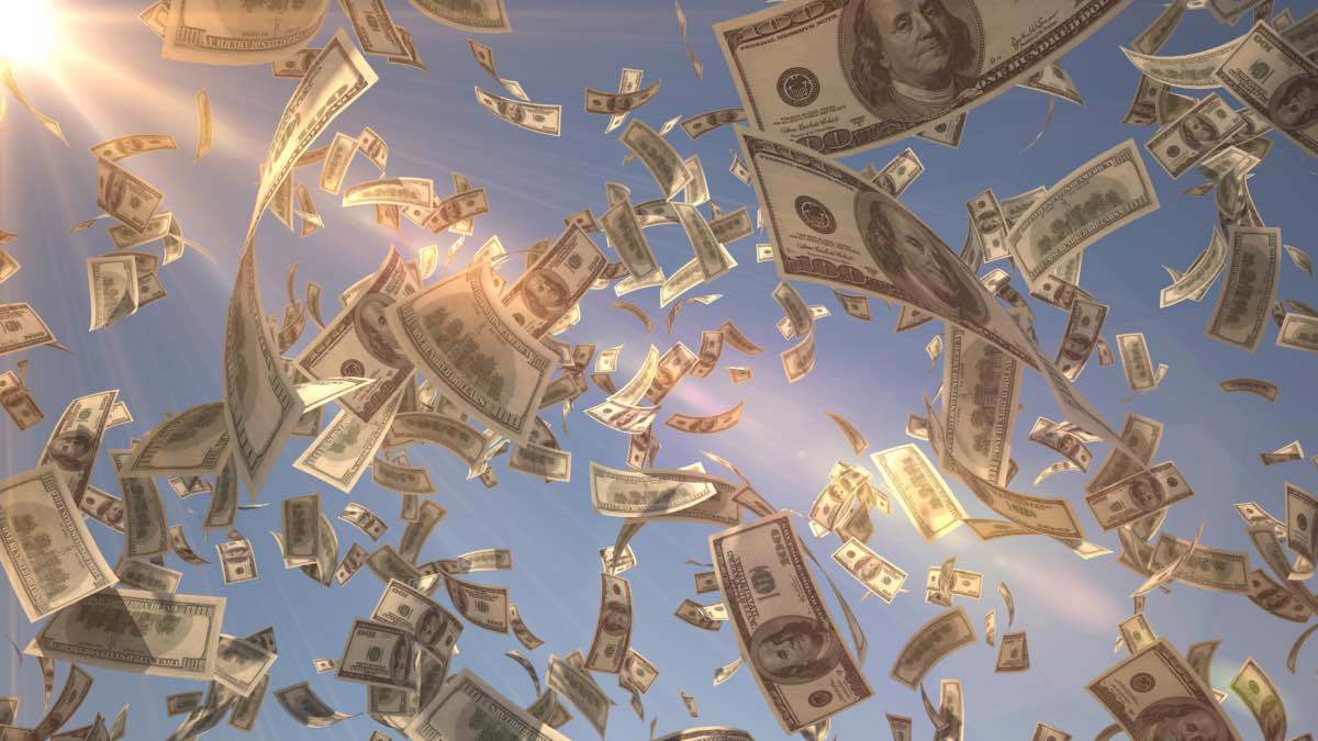 باكستاني يستأجر طائرة خاصة لينثر النقود على منزل العروس (فيديو)