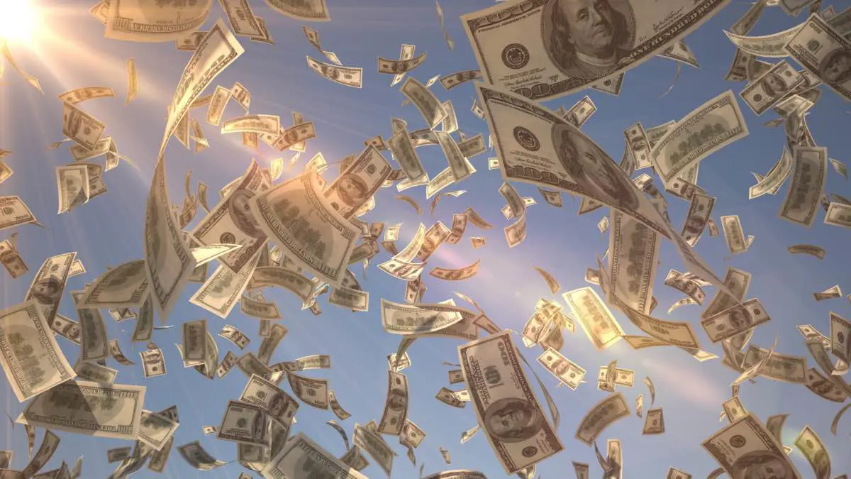 باكستاني يستأجر طائرة خاصة لينثر النقود على منزل العروس (فيديو)