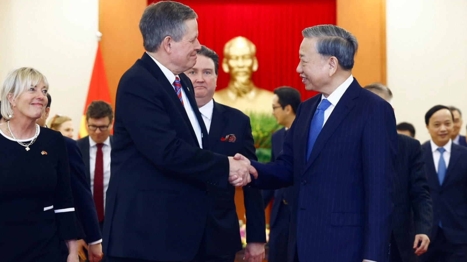 سناتور مؤيد لترامب يبحث ملفات ساخنة في بكين