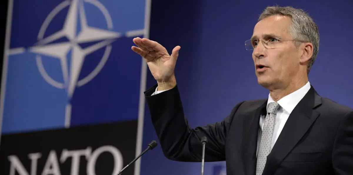 الناتو: العبادي طلب بقاء قواتنا في العراق.. وميليشيا مسلحة تتوعد