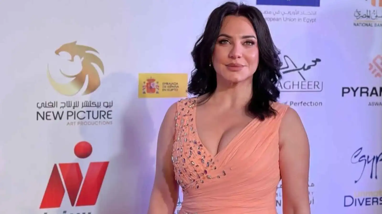 على هامش مهرجان أسوان.. سلاف فواخرجي بوصلة رقص مع باسم سمرة (فيديو)