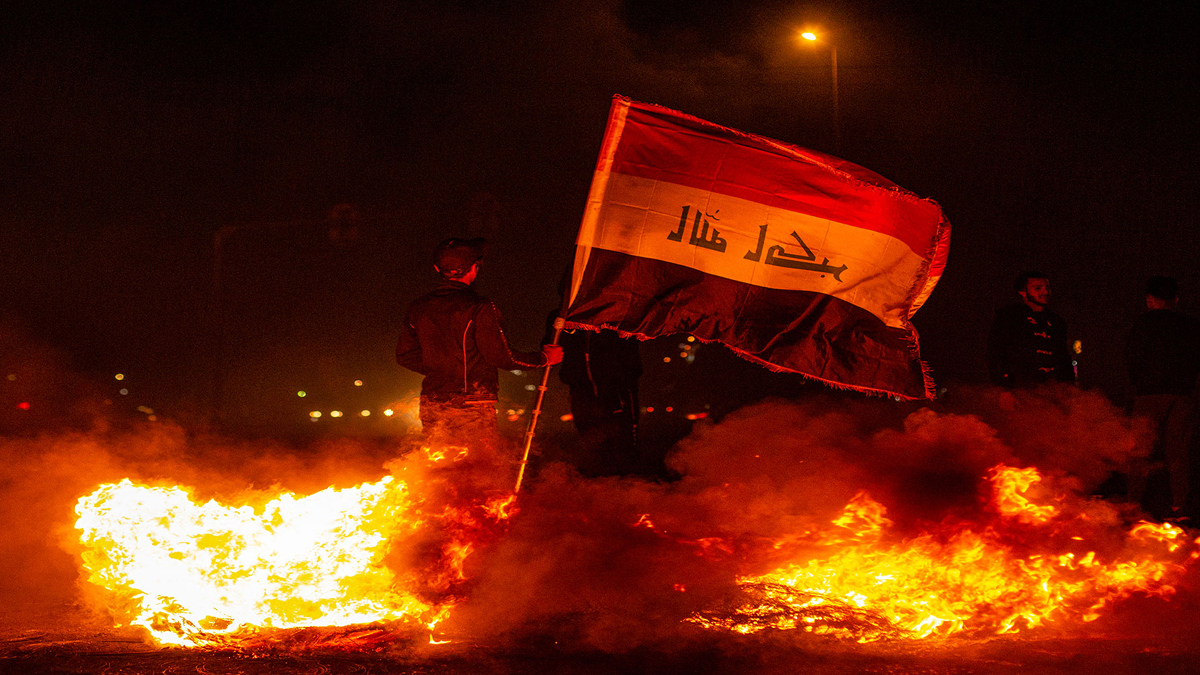 العراق.. محتجون يحرقون مقر ميليشيات بدر في كربلاء (فيديو)