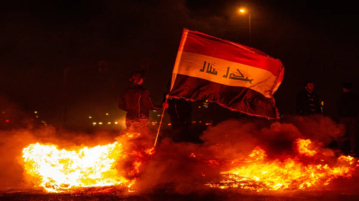 العراق.. محتجون يحرقون مقر ميليشيات بدر في كربلاء (فيديو)
