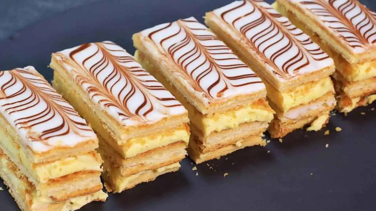 إغلاق 12 مقهى في الجزائر بعد تسمم 400 شخص بحلوى "الميلفاي"