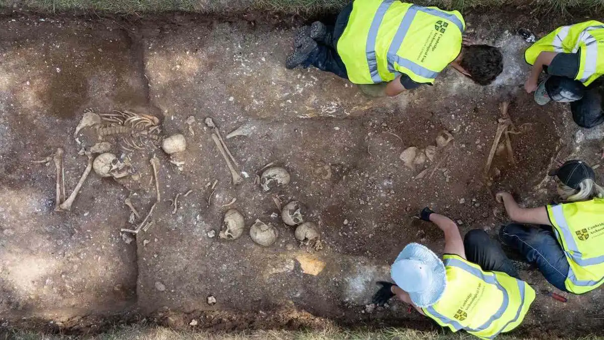 طلاب آثار يكتشفون حفرة إعدام تعود لـ"الفايكنج" (صور)