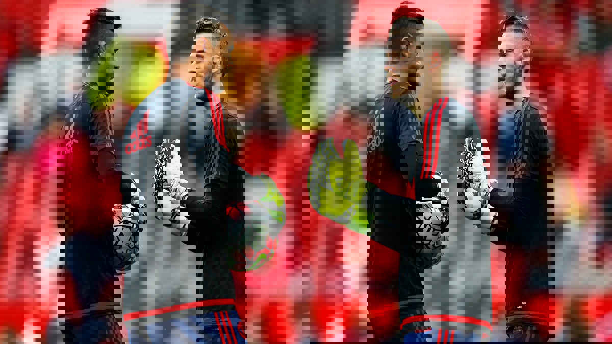 حارس مانشستر يونايتد ينجو من حادث مروع (صور)