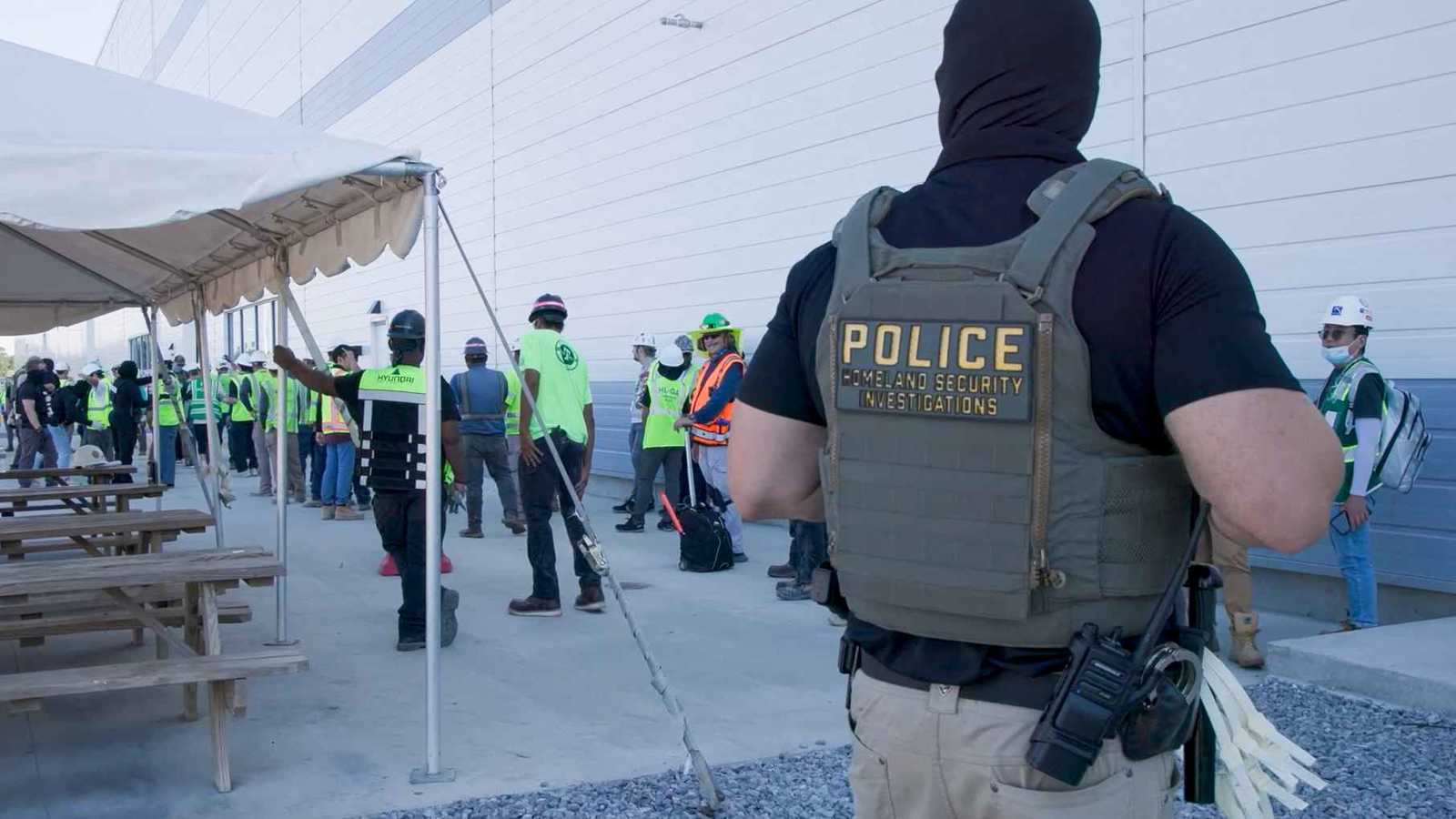 واحد فقط اختار البقاء.. ترامب يتراجع عن ترحيل عمال كوريا الجنوبية