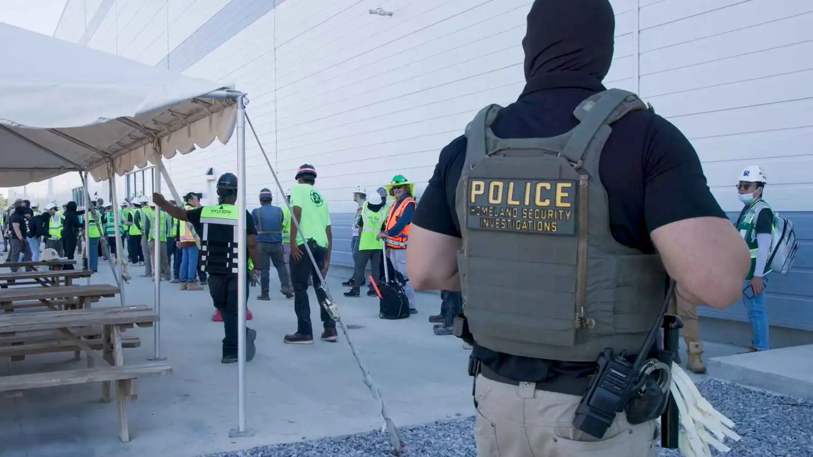 واحد فقط اختار البقاء.. ترامب يتراجع عن ترحيل عمال كوريا الجنوبية