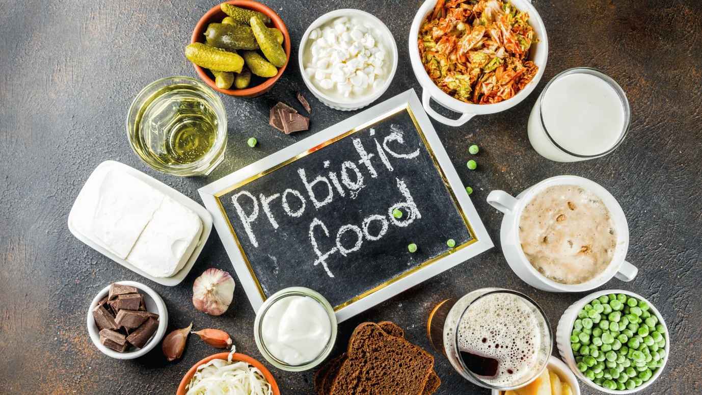 المخللات واللبن.. هل الأطعمة المُخمّرة مفيدة فعلاً للصحة؟