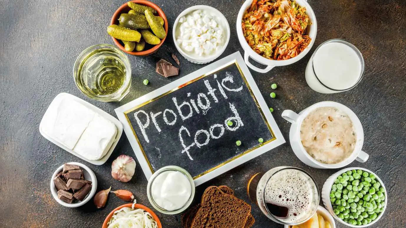 المخللات واللبن.. هل الأطعمة المُخمّرة مفيدة فعلاً للصحة؟