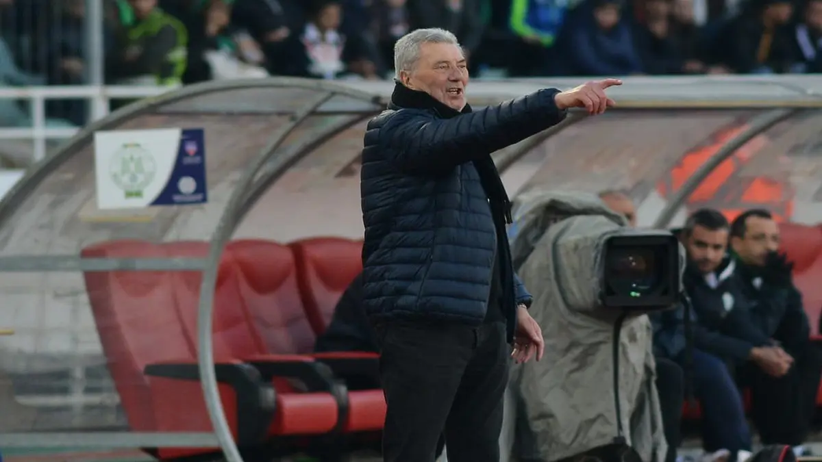 مباراة النجم الساحلي والرجاء البيضاوي.. روجيه لومير يحذّر لاعبيه من الثقة الزائدة