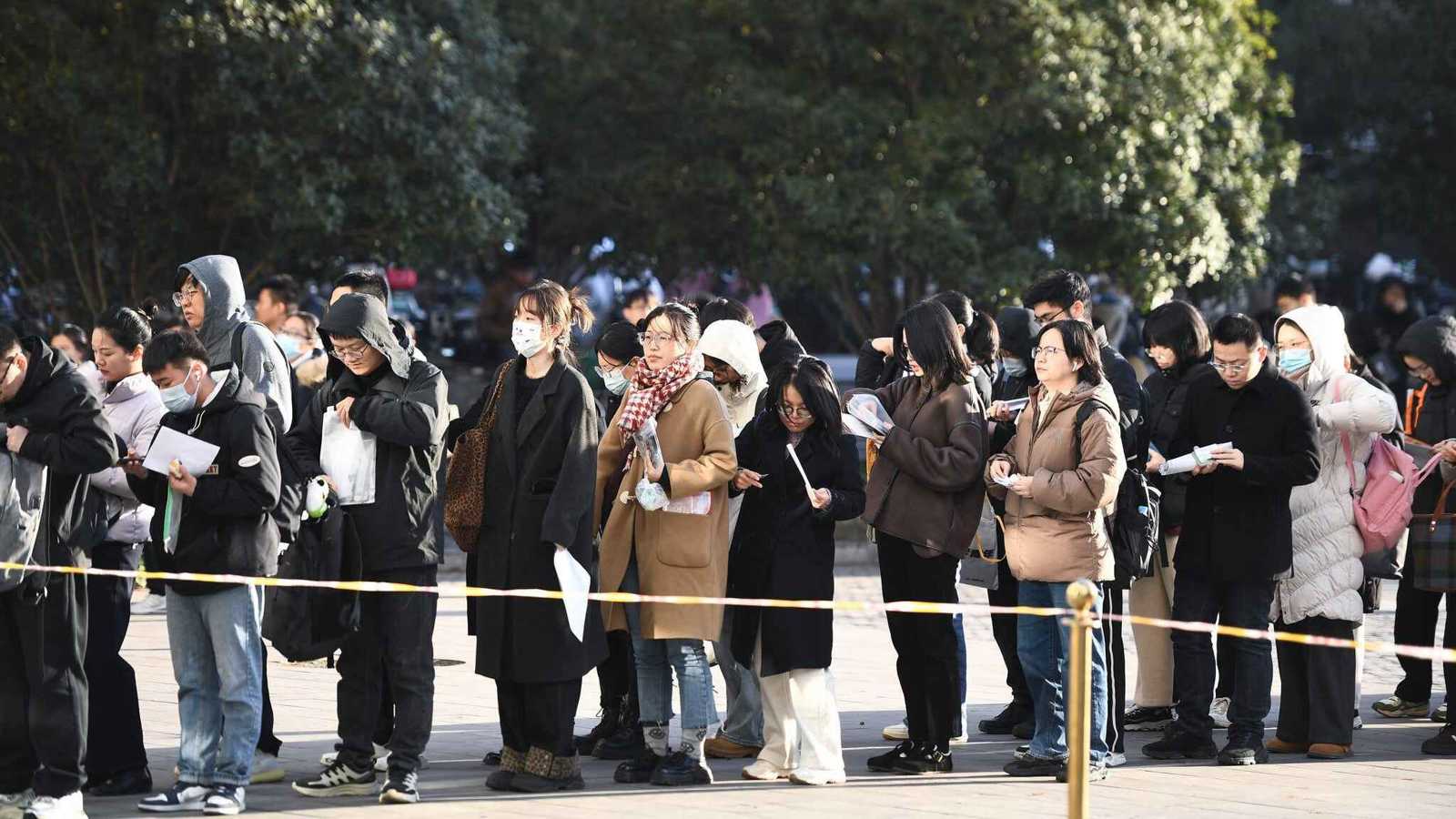 منع موظفين من السفر وتدقيق على عائدين.. ماذا يحدث في الصين؟