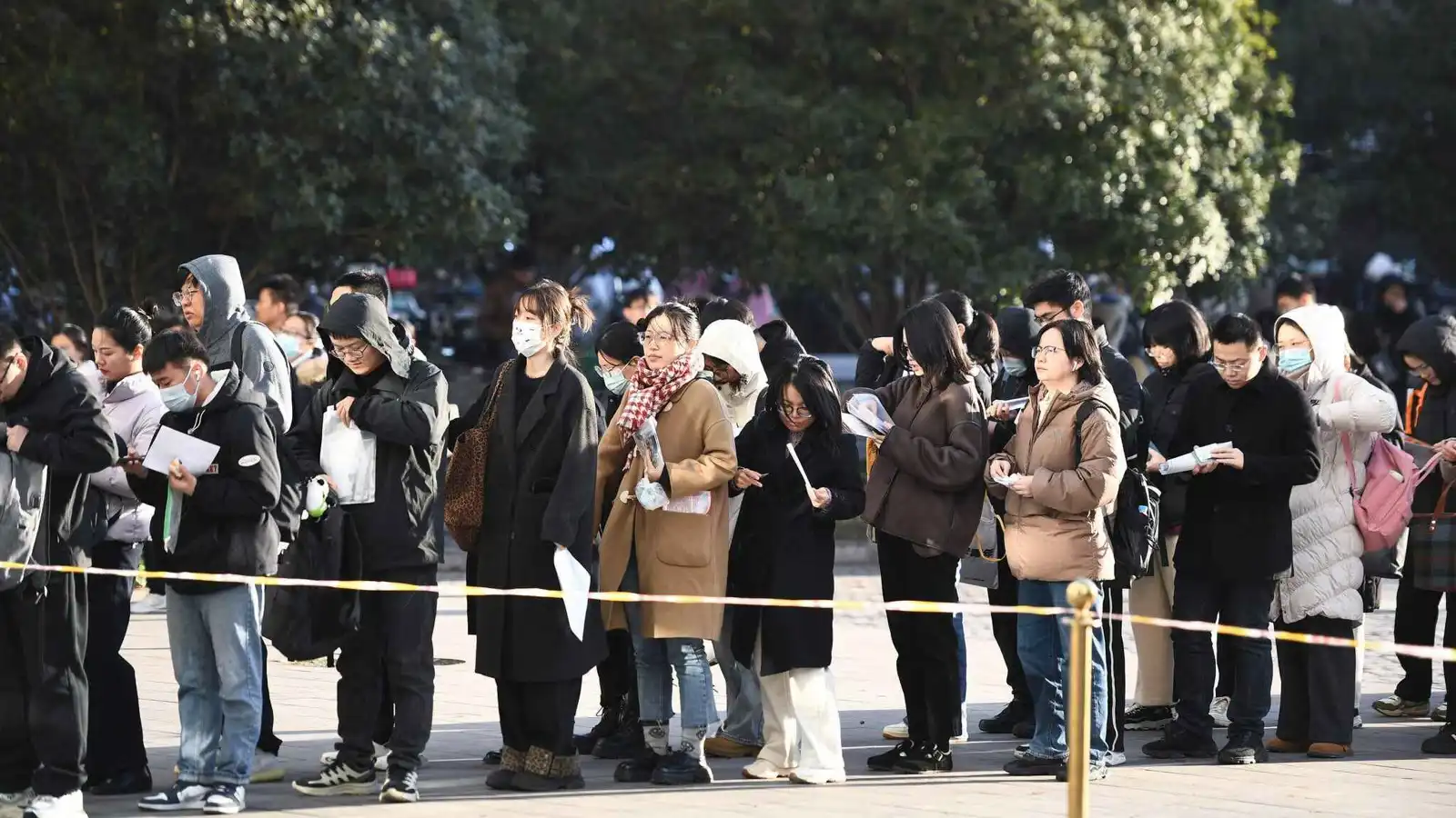 منع موظفين من السفر وتدقيق على عائدين.. ماذا يحدث في الصين؟