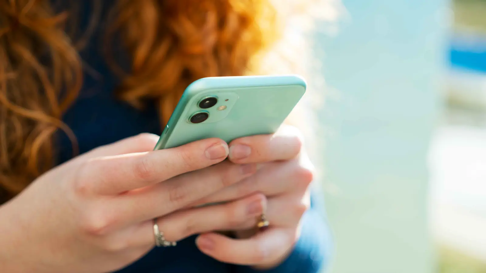 إنقاذ امرأة علقت 7 ساعات بين صخرتين بسبب هاتفها (صور)