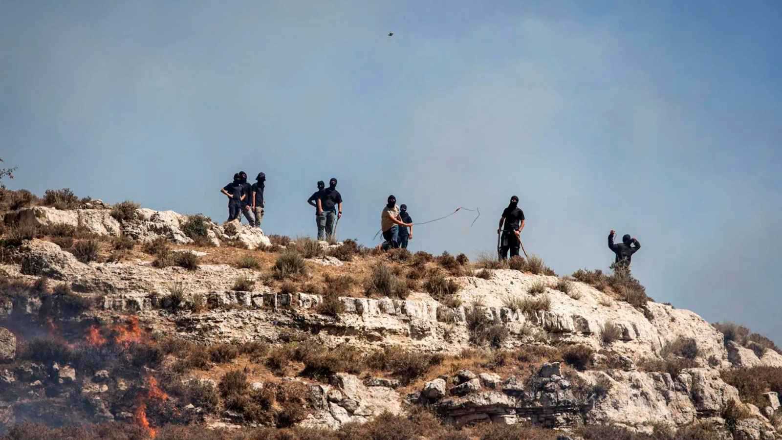 مستوطنون يعتدون على فلسطينيين وصحفيين في الضفة الغربية (فيديو)